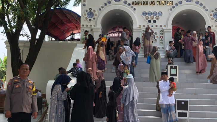 Bhabinkamtibmas Polsek Pasar kemis Berikan Rasa Aman Kepada Para Peziarah Makam Almagfurllah Abuya Uci Turtusi