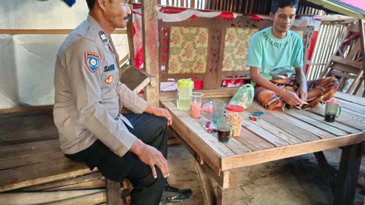 Bhabinkamtibmas Ngopi Bersama Warga Binaannya Sembari Sampaikan Pesan Kamtibmas