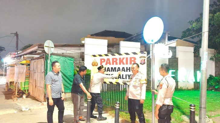 Polsek Pasar Krmis Pasang Spanduk Lokasi Parkiran dan Himbauan di Acara Haul di Ponpes Al-Istigaliyah