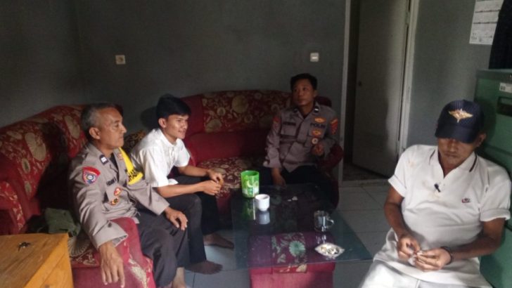 Kesigapan Polisi RW Polsek Kresek dalam segala permasalahan diwilayah, Anggota Polsek Kresek kunjungi warga di Desa.