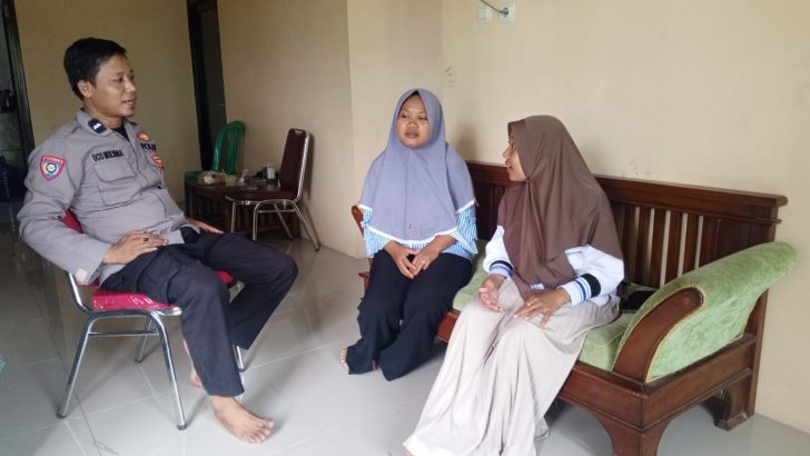 Upaya pendekatkan diri kepada masyarakat, Polsek Kresek kunjungi warga di Desa dalam rangka Program Polisi RW.