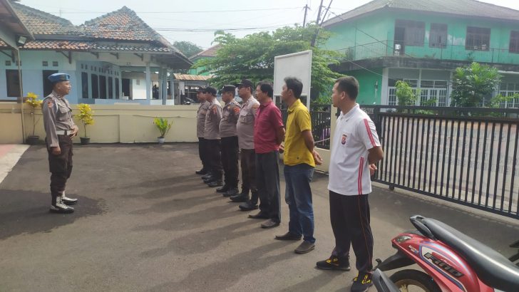 Mengawali tugas rutin, Kanit Provost Polsek Kresek pimpin Apel Pagi di halaman Mapolsek Kresek.