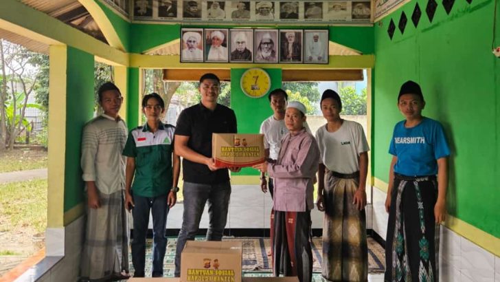 Penyaluran Bantuan Sosial Kapolda Banten di Darkum Polsek Cikupa