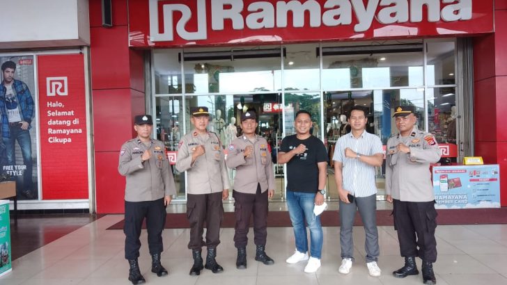 Jelang Lebaran, Satbinmas Sambang dan berikan himbauan kepada masyarakat di Mall Ramayana