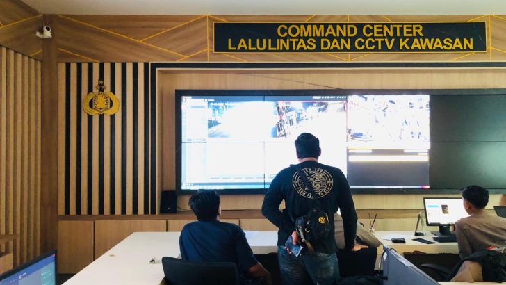 Anggota Bagops Polresta Tangerang Dan Satreskrim Polresta Tangerang Melaksanakan Pemantaun cctv Dalam Pengungkapan Kasus 365