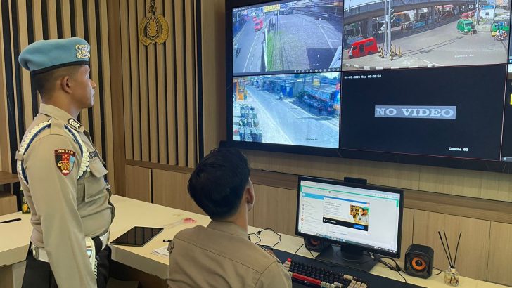Anggota Command Center Polresta Tangerang laksanakan pemantauan CCTV guna memonitoring situasi Kamtibmas di Daerah Hukum Polresta Tangerang