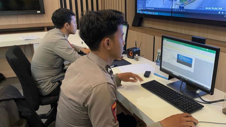Anggota Command Center Polresta Tangerang laksanakan pemantauan CCTV guna memonitoring situasi Kamtibmas di Daerah Hukum Polresta Tangerang