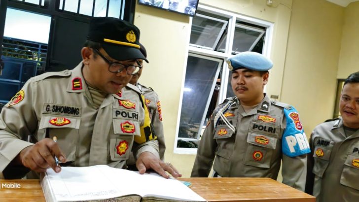 PENGECEKAN MALAM PADA BUKU MUTASI PETUGAS JAGA RUANG TAHANAN OLEH ANGGOTA SIPROPAM