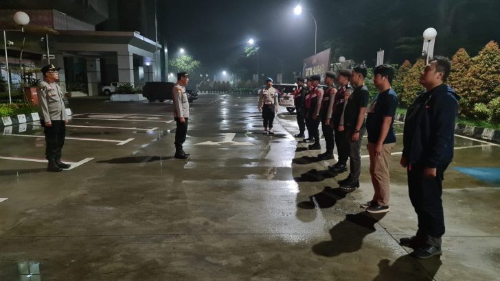 SIPROPAM MELAKSANAKAN PENGECEKAN APEL MALAM PIKET FUNGSI POLRESTA TANGERANG