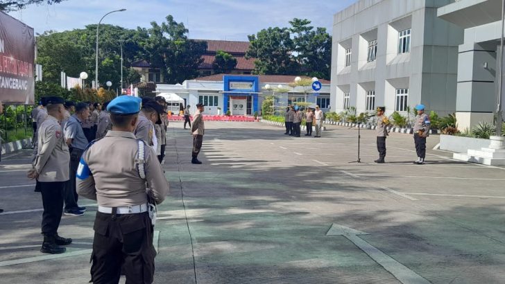 ANGGOTA SIPROPAM MELAKUKAN PENGECEKAN ANGGOTA PADA APEL PAGI POLRESTA TANGERANG