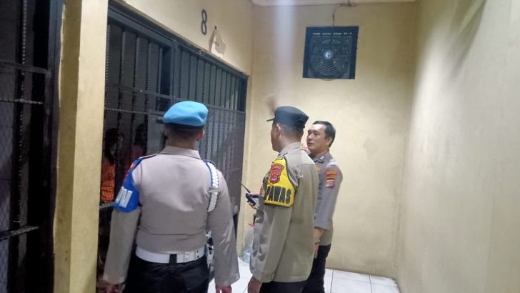 PENGECEKAN MALAM PADA RUANG TAHANAN POLRESTA TANGERANG PADA OLEH PIKET SIPROPAM POLRESTA TANGERANG