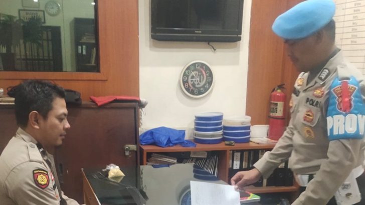 PENGECEKAN PAGI PADA BUKU MUTASI PETUGAS JAGA RUANG TAHANAN OLEH ANGGOTA SIPROPAM