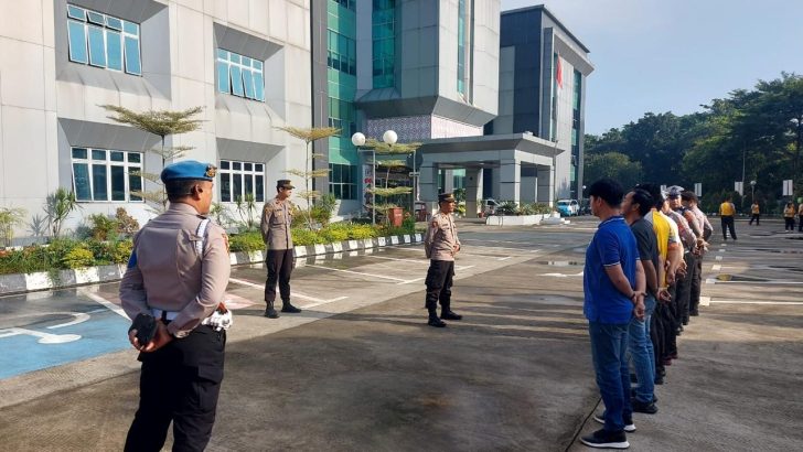 PIKET SIPROPAM POLRESTA TANGERANG MELAKSANAKAN PENGAWASAN SERAH TERIMA TUGAS PIKET