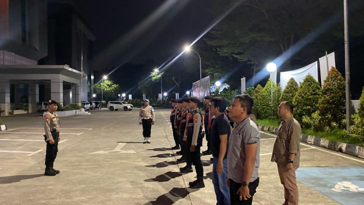 SIPROPAM MELAKSANAKAN PENGECEKAN APEL MALAM PIKET FUNGSI POLRESTA TANGERANG