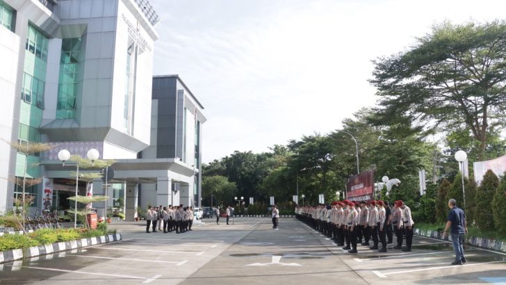 ANGGOTA SIPROPAM MELAKUKAN PENGECEKAN ANGGOTA PADA APEL PAGI POLRESTA TANGERANG 