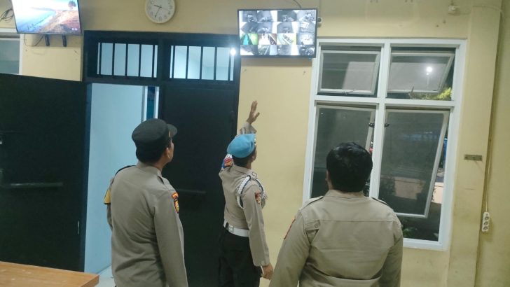 PENGECEKAN MALAM PADA CCTV RUANG TAHANAN POLRESTA TANGERANG OLEH PIKET SIPROPAM POLRESTA TANGERANG