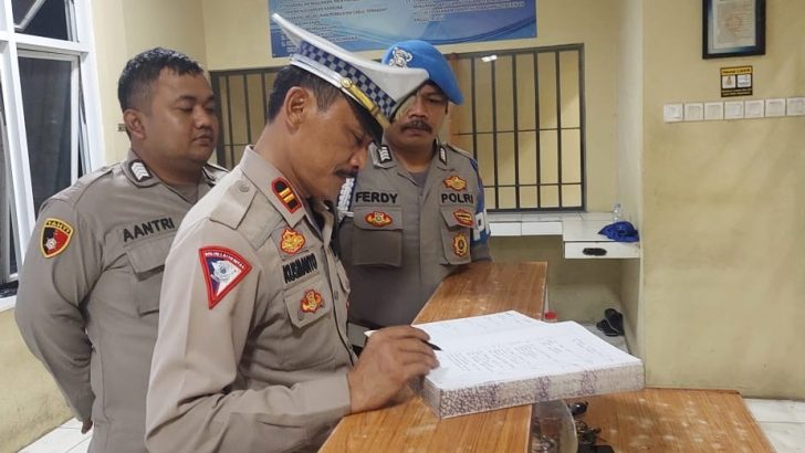 PENGECEKAN MALAM PADA BUKU MUTASI PETUGAS JAGA RUANG TAHANAN OLEH ANGGOTA SIPROPAM