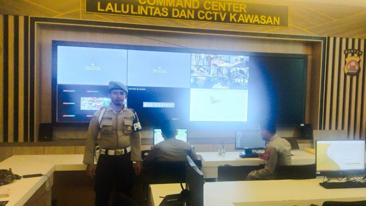 PENGECEKAN SITUASI RUANG COMMAND CENTRE POLRESTA TANGERANG OLEH PIKET SIPROPAM POLRESTA TANGERANG