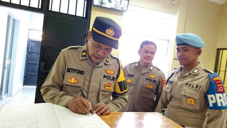 PENGECEKAN PAGI PADA BUKU MUTASI PETUGAS JAGA RUANG TAHANAN OLEH ANGGOTA SIPROPAM