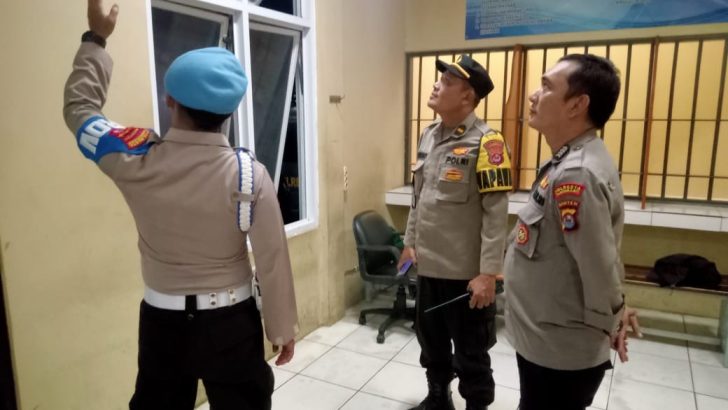 PENGECEKAN MALAM PADA CCTV RUANG TAHANAN POLRESTA TANGERANG OLEH PIKET SIPROPAM POLRESTA TANGERANG