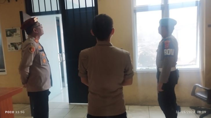PENGECEKAN PAGI PADA CCTV RUANG TAHANAN POLRESTA TANGERANG OLEH PIKET SIPROPAM POLRESTA TANGERANG