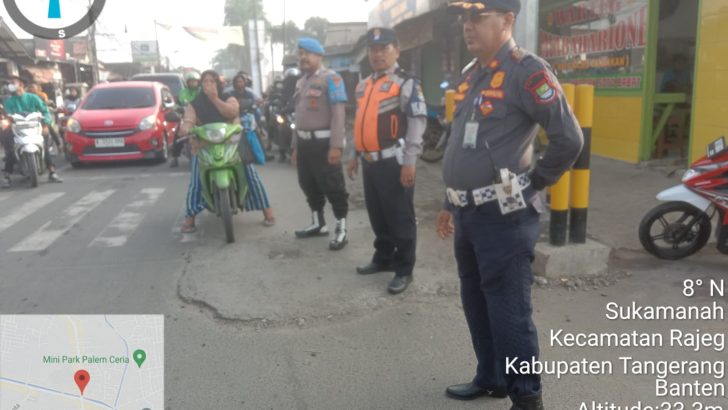 Personil Polsek Rajeg Polresta Tangerang melaksanakan kegiatan rutin strong point pengaturan arus lalu lintas.