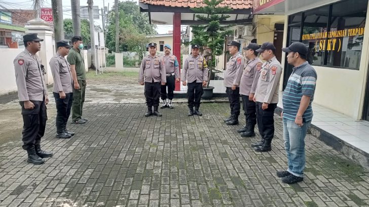 Personil Polsek Rajeg Polresta Tangerang melaksanakan kegiatan Apel Pagi sebelum melaksanakan kegiatan rutin sehari-hari.