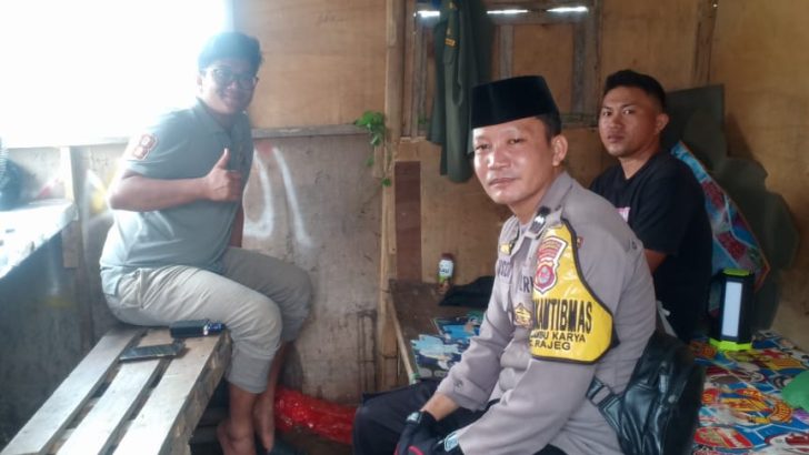 Personil Polsek Rajeg Polresta Tangerang melaksanakan kegiatan rutin sambang kepada masyarakat.