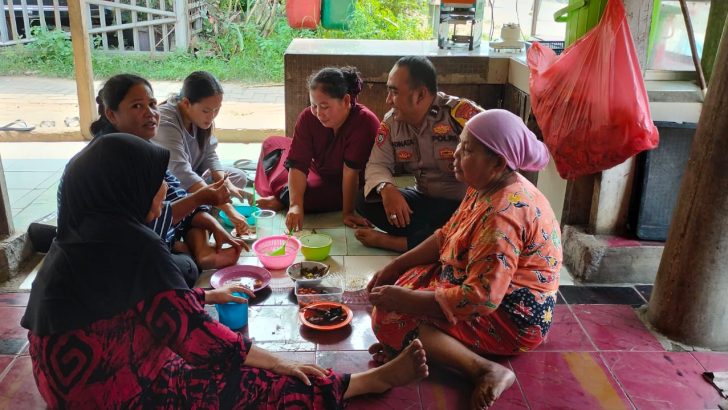 Personil Polsek Rajeg Polresta Tangerang unit binmas Aipda Adinata melaksanakan kegiatan rutin sambang DDS kepada warga masyarakat.