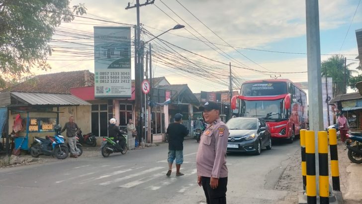 Personil polsek rajeg polresta tangerang melaksanakan kegiatan strong point pengaturan arus lalu lintas