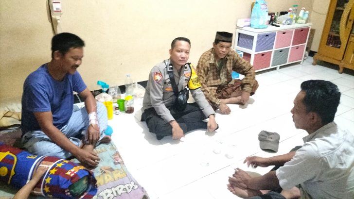 Bhabinkamtibmas desa jambj karya polsek rajeg Aipda Rusdi menjenguk warga yang sedang sakit