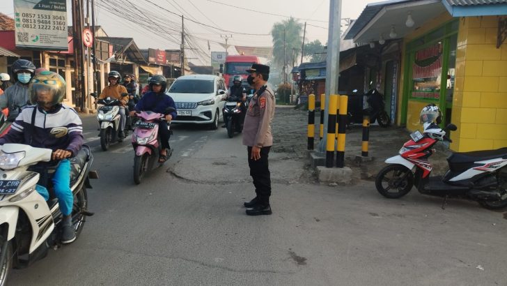 Personil polsek rajeg melaksanakan kegiatan strong point, pengaturan arus lalu lintas