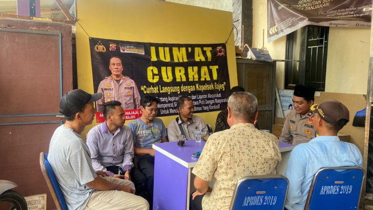 Personil bhabinkamtibmas polsek rajeg melaksanakan Program “JUMAT CURHAT” di desa tanjakan