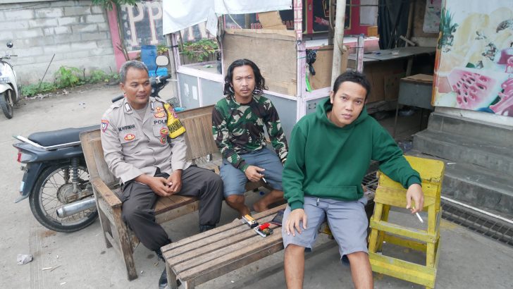Sambangi Tukang Parkir, Bhabinkamtibmas Berikan Himbauan KamtibmasSenin 06/05/2024