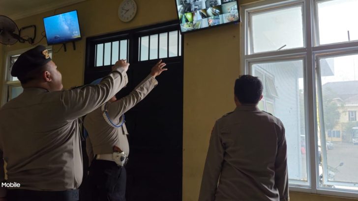 PENGECEKAN PAGI PADA CCTV RUANG TAHANAN POLRESTA TANGERANG OLEH PIKET SIPROPAM POLRESTA TANGERANG