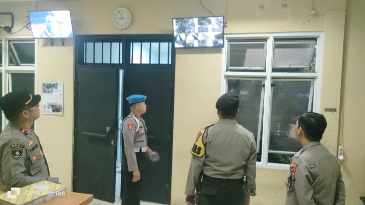 PENGECEKAN MALAM PADA CCTV RUANG TAHANAN POLRESTA TANGERANG OLEH PIKET SIPROPAM POLRESTA TANGERANG