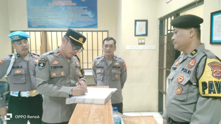 PENGECEKAN MALAM PADA BUKU MUTASI PETUGAS JAGA RUANG TAHANAN OLEH ANGGOTA SIPROPAM