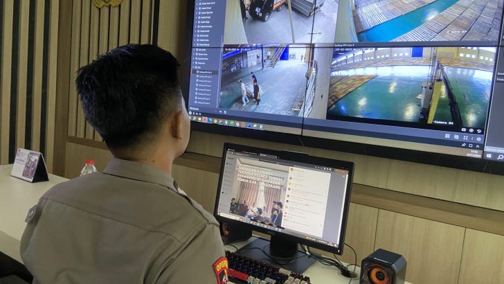 Laksanakan monitoring dan pengawasan, Anggota Bagops Polresta Tangerang Melakukan Pengecekan dan Pemantauan CCTV