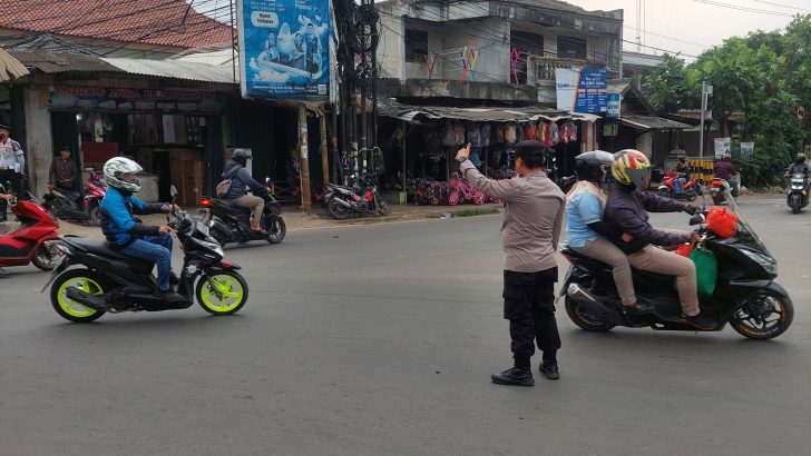 Personil Polsek rajeg melaksanakan giat gatur lalin di perempatan kukun kec. Rajeg