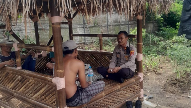 Kanit Bimas Polsek Rajeg Sambang dan ngopy WAE bersama warga masyarakat kp.cilongok desa Daon guna menjali silahturohmi dengam warga masyarakat