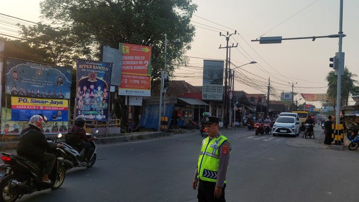Personil Polsek rajeg melaksanakan giat gatur lalin di perempatan kukun kec. Rajeg