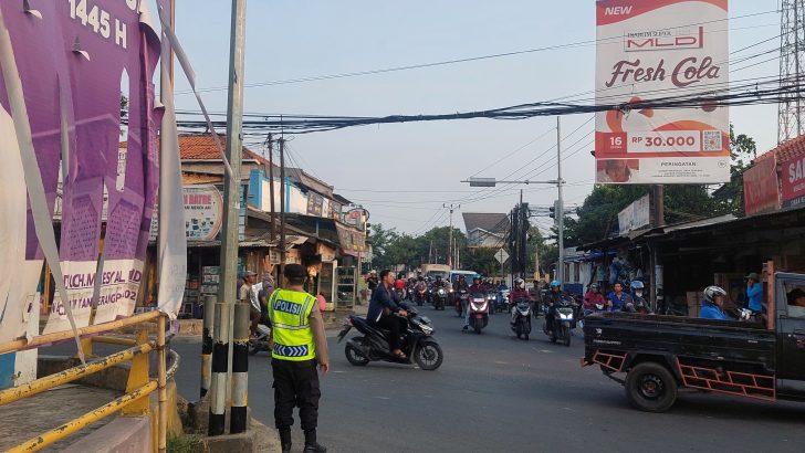 Personil Polsek rajeg melaksanakan giat gatur lalin di perempatan kukun kec. Rajeg