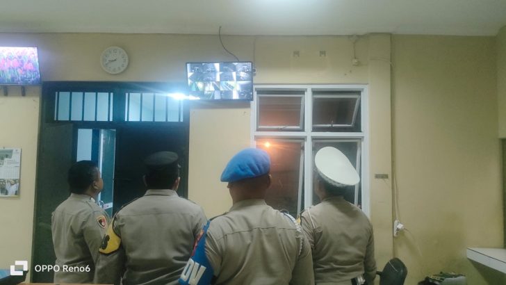 PENGECEKAN MALAM PADA CCTV RUANG TAHANAN POLRESTA TANGERANG OLEH PIKET SIPROPAM POLRESTA TANGERANG