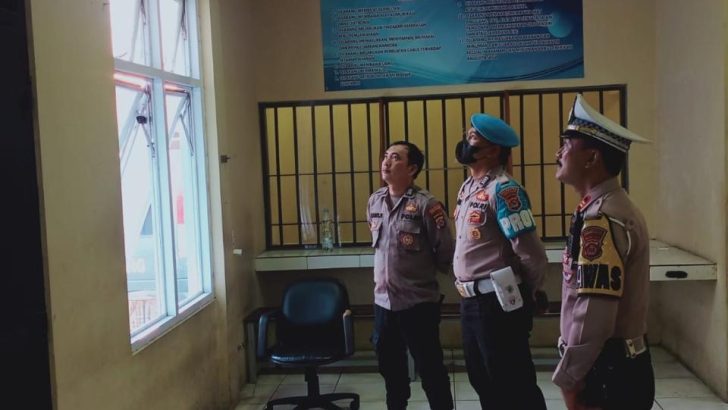 PENGECEKAN PAGI PADA CCTV RUANG TAHANAN POLRESTA TANGERANG OLEH PIKET SIPROPAM POLRESTA TANGERANG