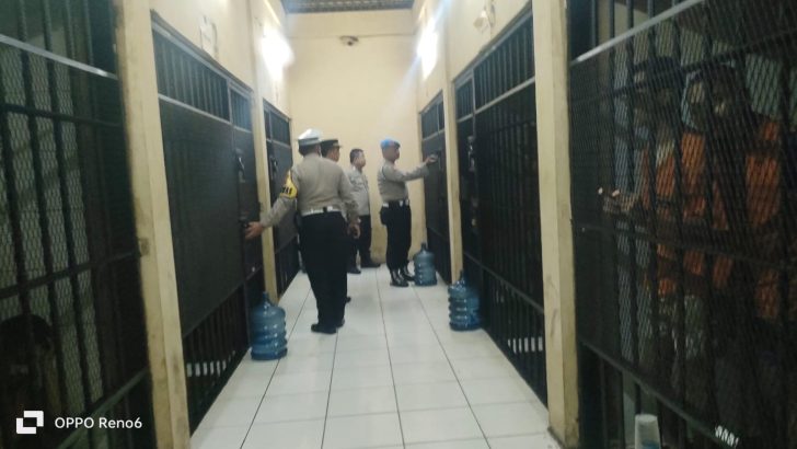PENGECEKAN MALAM PADA RUANG TAHANAN POLRESTA TANGERANG PADA OLEH PIKET SIPROPAM POLRESTA TANGERANG