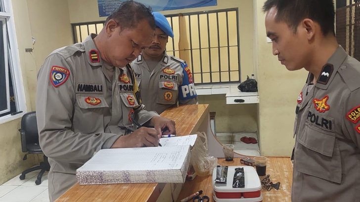 PENGECEKAN MALAM PADA BUKU MUTASI PETUGAS JAGA RUANG TAHANAN OLEH ANGGOTA SIPROPAM