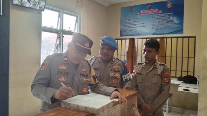PENGECEKAN PAGI PADA BUKU MUTASI PETUGAS JAGA RUANG TAHANAN OLEH ANGGOTA SIPROPAM