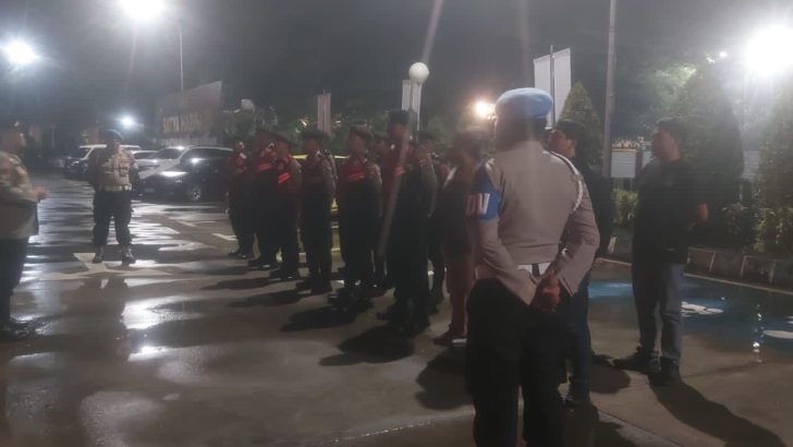 SIPROPAM MELAKSANAKAN PENGECEKAN APEL MALAM PIKET FUNGSI POLRESTA TANGERANG