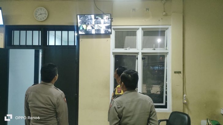 PENGECEKAN MALAM PADA CCTV RUANG TAHANAN POLRESTA TANGERANG OLEH PIKET SIPROPAM POLRESTA TANGERANG