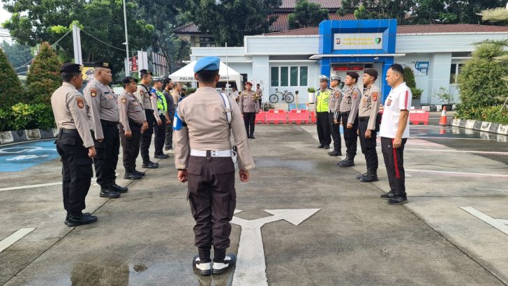 PIKET SIPROPAM POLRESTA TANGERANG MELAKSANAKAN PENGAWASAN SERAH TERIMA TUGAS PIKET